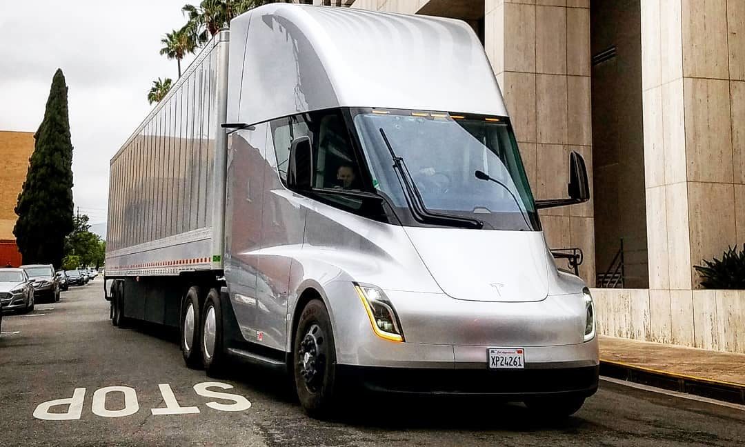Tesla Semi receives warning from Daimler Trucks CEO on ‘difficult’ trucking market