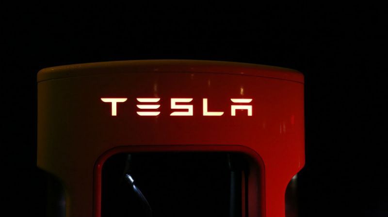 Buffett says Tesla can’t sell insurance, Musk hits back