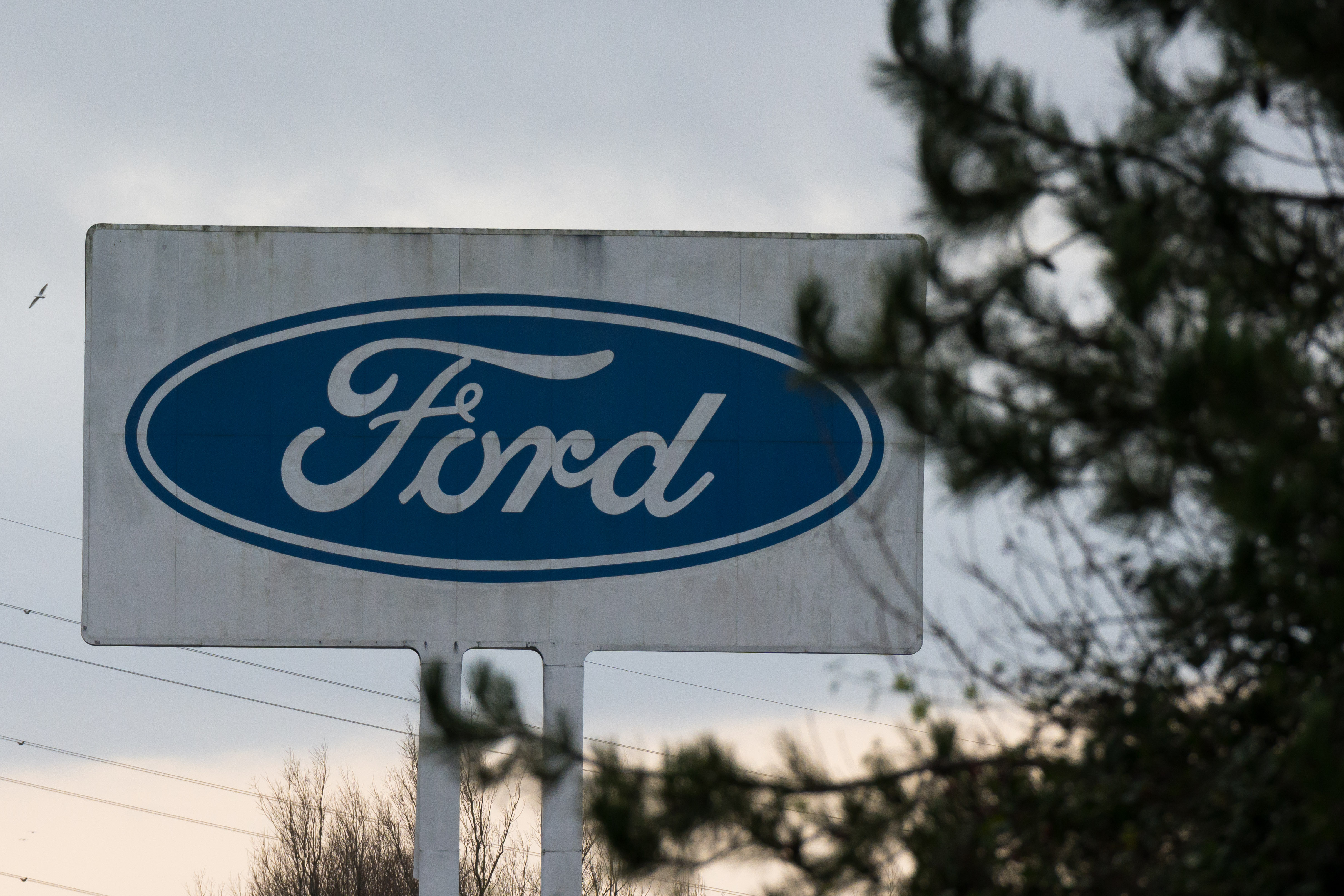 Ford to Cut 900 Jobs This Week, 7,000 by August