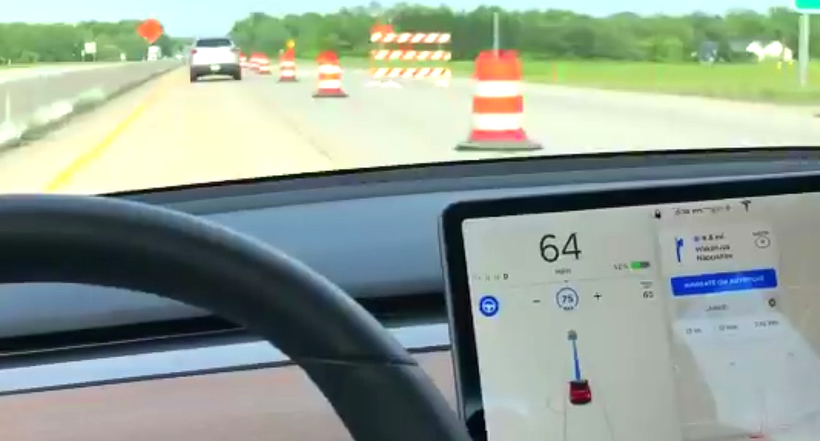Tesla Navigate on Autopilot seamlessly handles construction zone with no lane lines