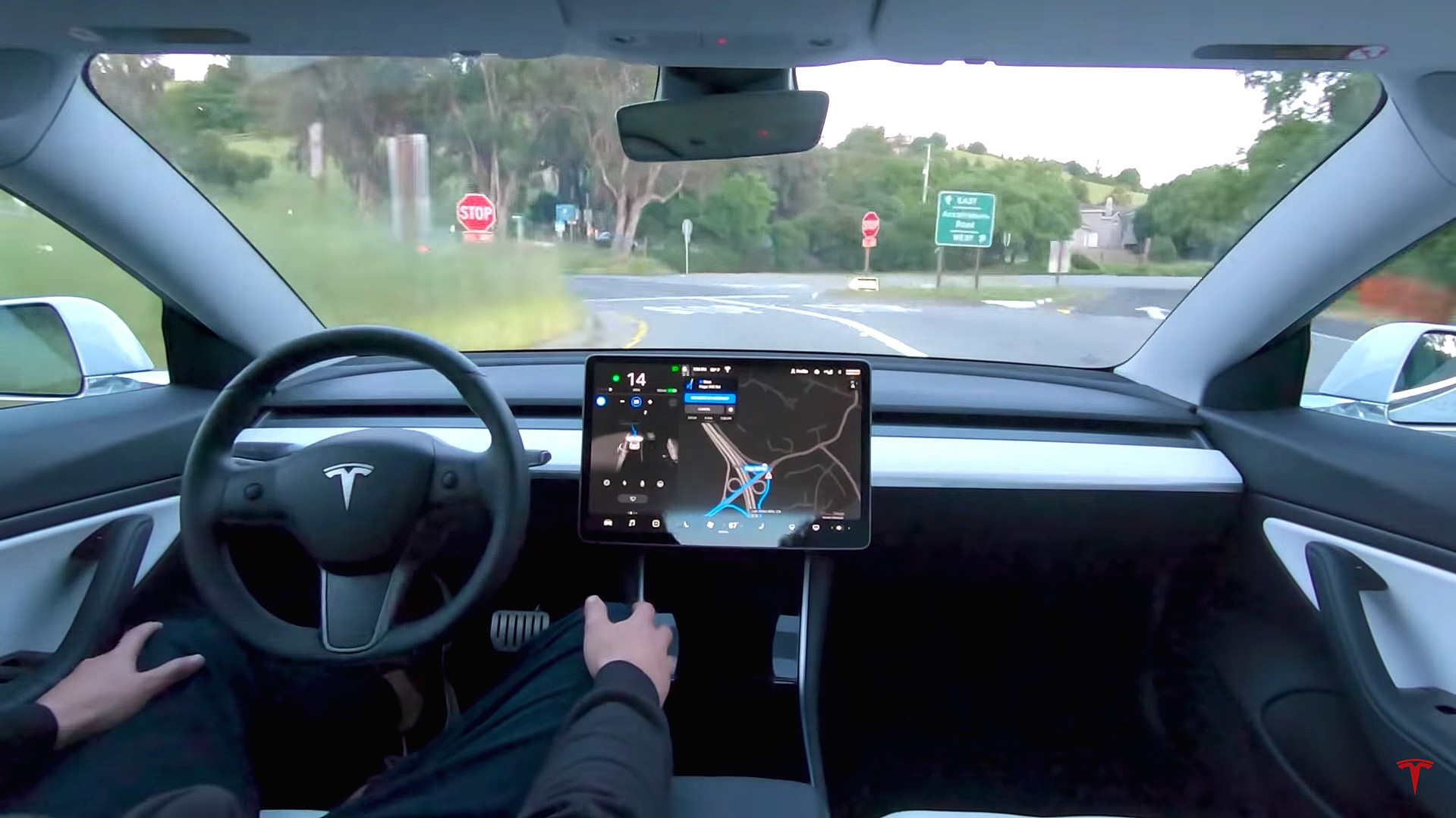 Tesla begins wide release of Autopilot Traffic Light and Stop Sign Control