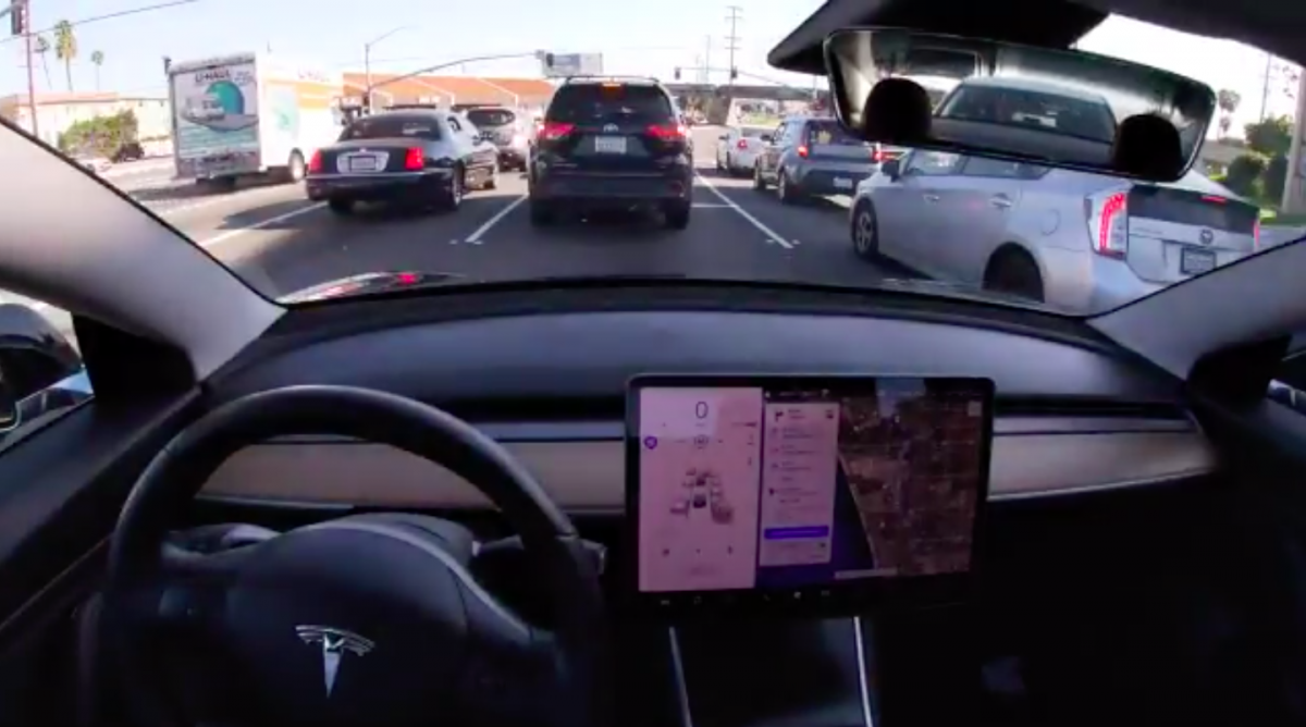 Tesla adds traffic light, stop sign detection to Autopilot