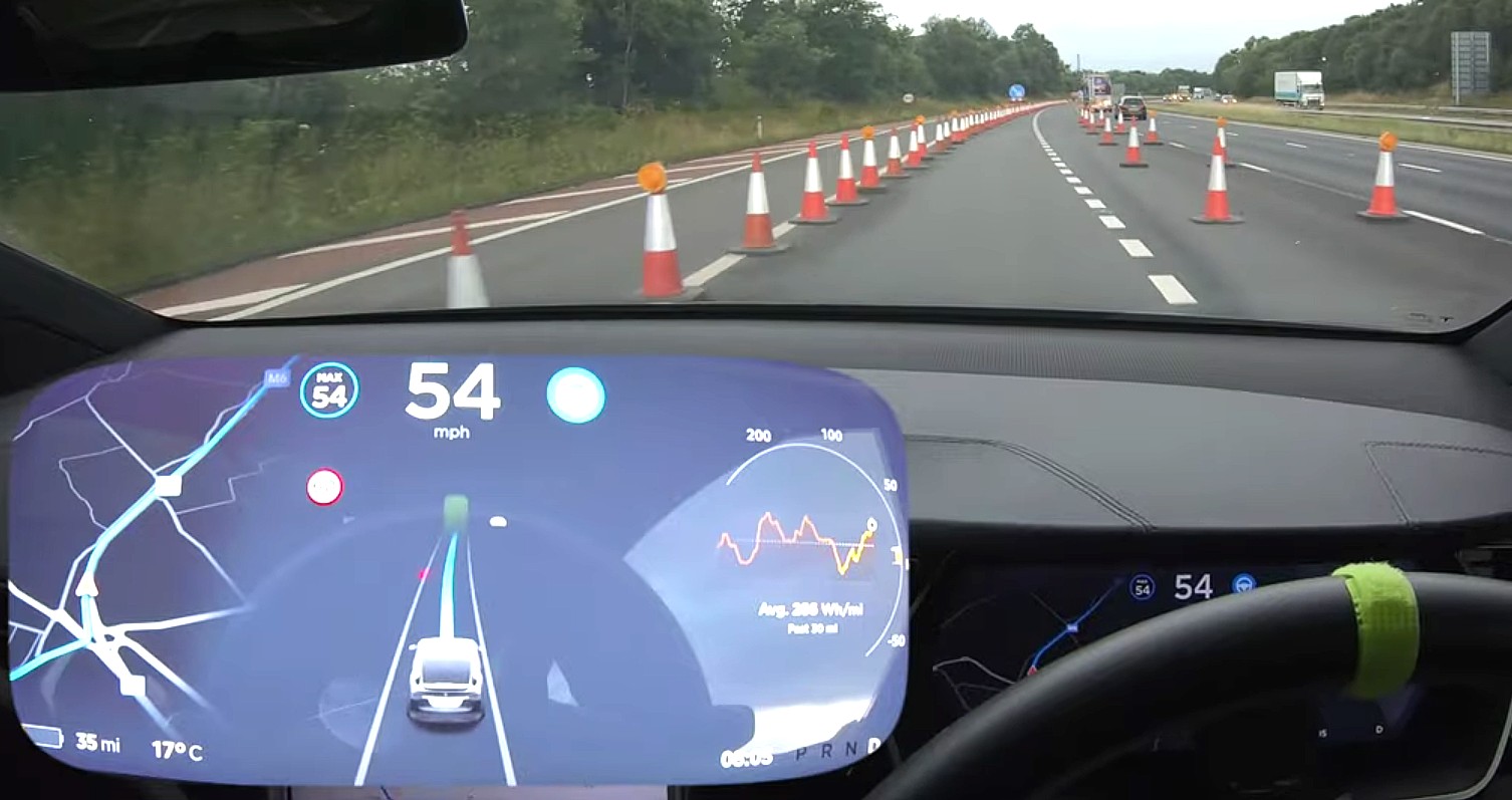Tesla Autopilot makes automatic lane change to avoid construction zone