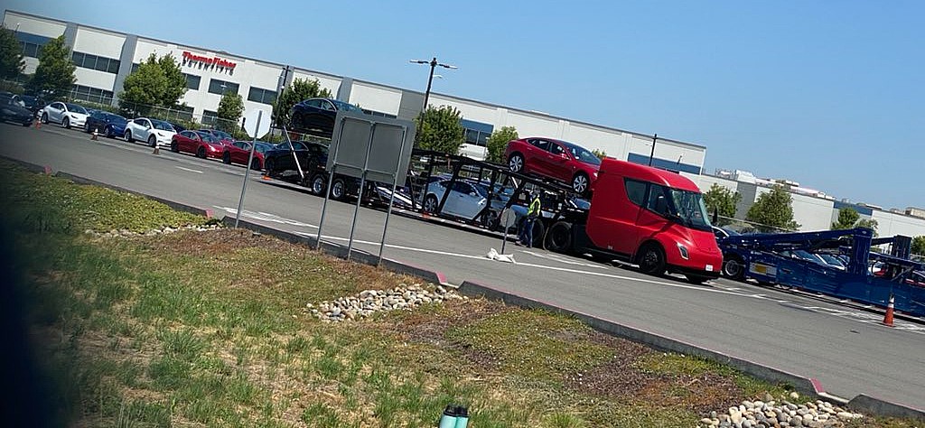 Tesla Semi spotted delivering Model 3 fleet in Q2 push
