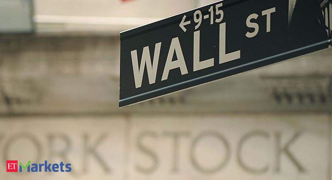 Wall St ends lower on fears of slowing economy