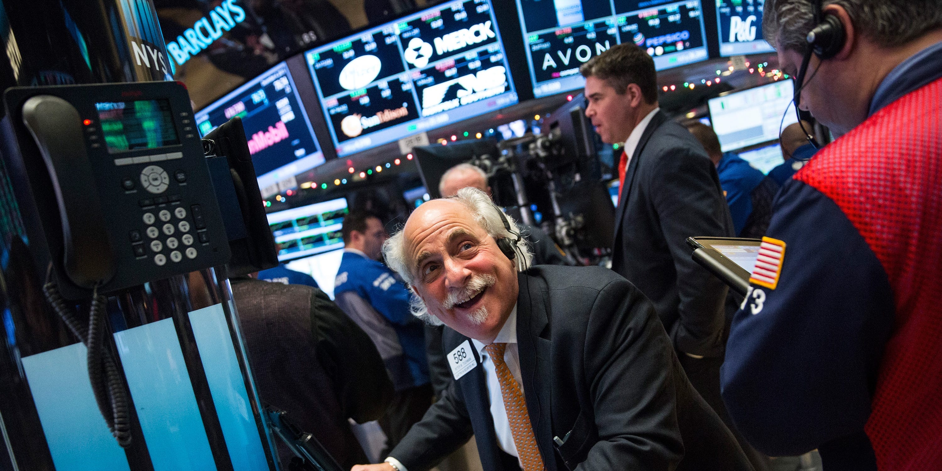 Dow gains 251 points as tech giants rally and stimulus hopes persist