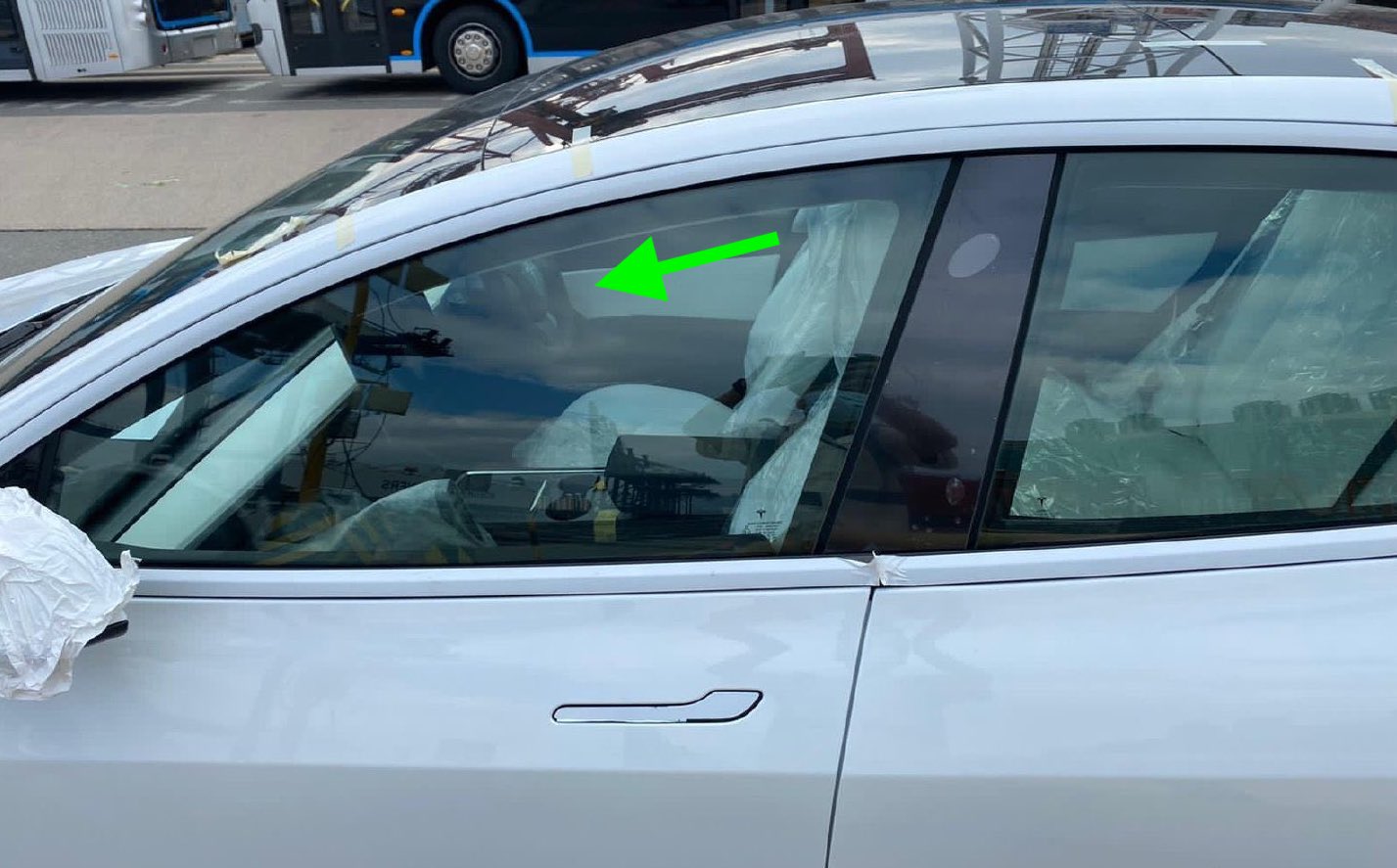 Tesla China’s RHD Model 3 with new center console and black trim spotted in Hong Kong