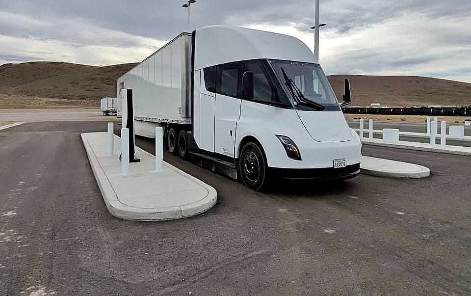 Tesla Semi spotted charging at newly installed Giga Nevada Megacharger